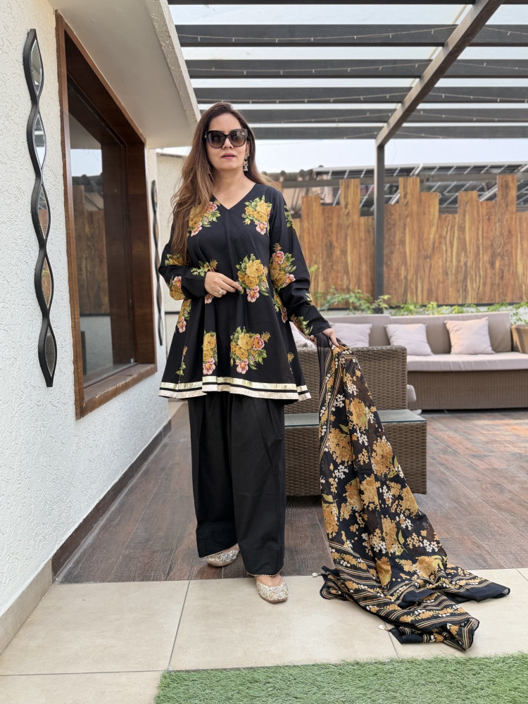 Image of Black Roses Farshi Suit