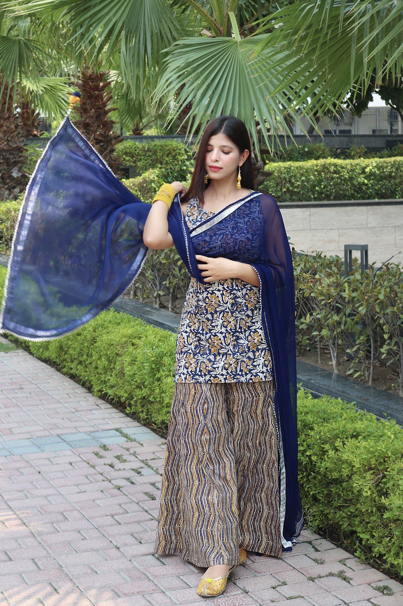 MODEST BACKLESS KURTA SET