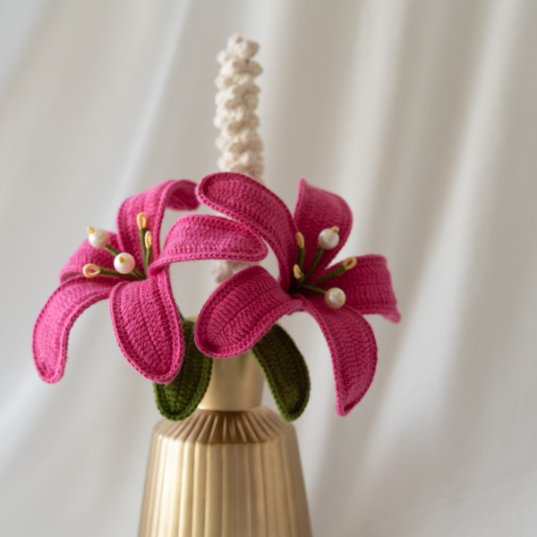 Embellished Lily Vase Pink