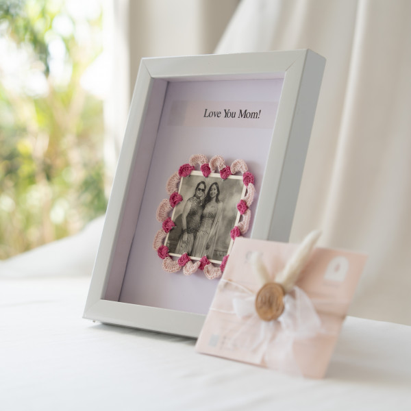 Nostalgia Crochet Frame - Pink