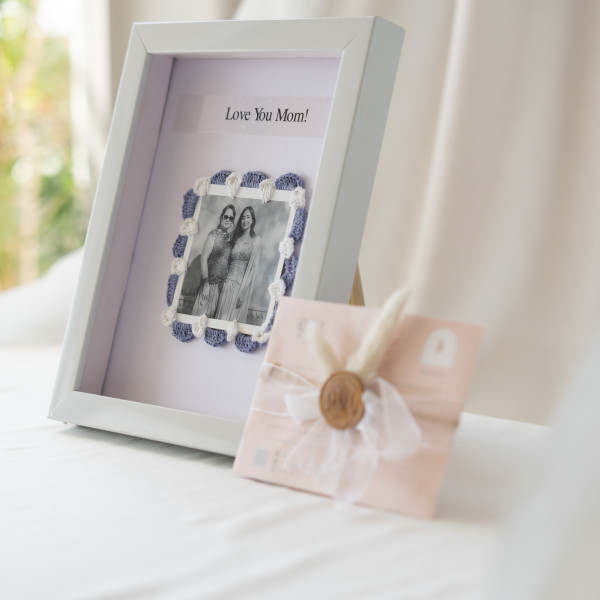 Nostalgia Crochet Frame - Iris Blue