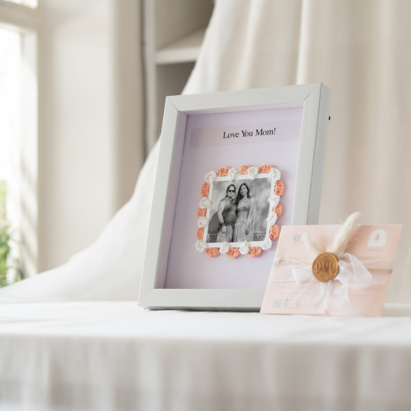 Nostalgia Crochet Frame - Peach