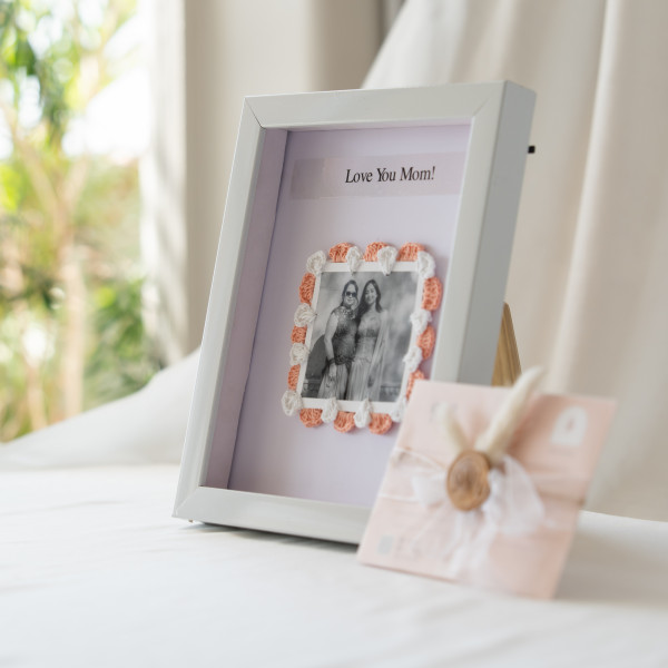 Nostalgia Crochet Frame - Peach