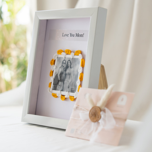 Nostalgia Crochet Frame - Yellow