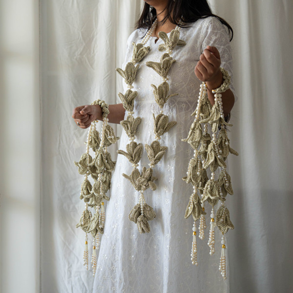 Metallic Lily Varmala Kaleera Combo