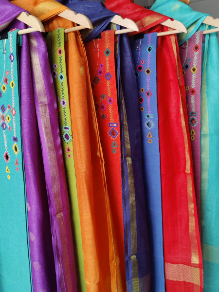 South Cotton Kutch Embroidery Kurta with Bhagalpuri Linen Dupatta (Peacock Green)