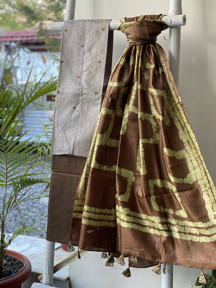 Image of GREY-BROWN TUSSAR SILK BATIK DUPATTA SET