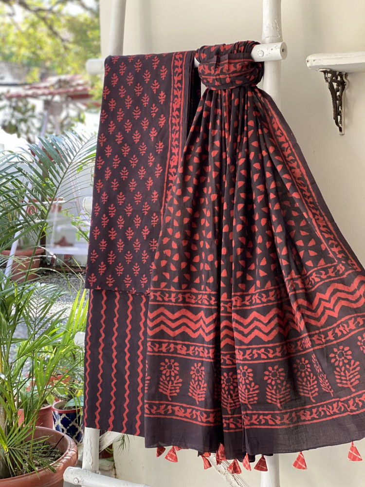 Image of MAROON-BROWN HAND BLOCK PRINT MUL COTTON DUPATTA SET