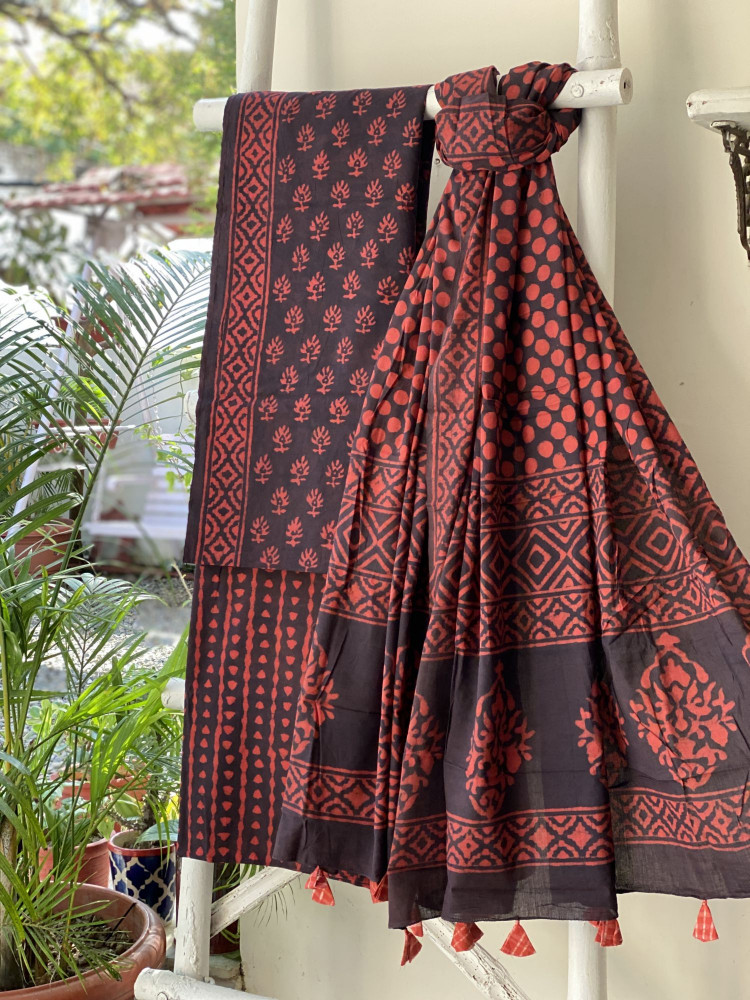 Image of MAROON-BROWN HAND BLOCK PRINT MUL COTTON DUPATTA SET