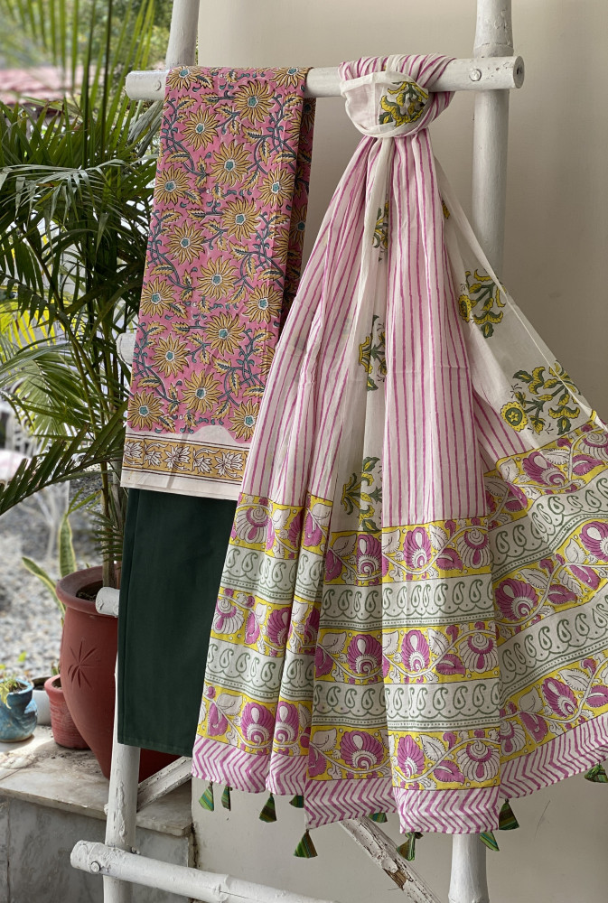 Image of PINK AND OFF WHITE HAND BLOCK PRINT MUL COTTON DUPATTA SET