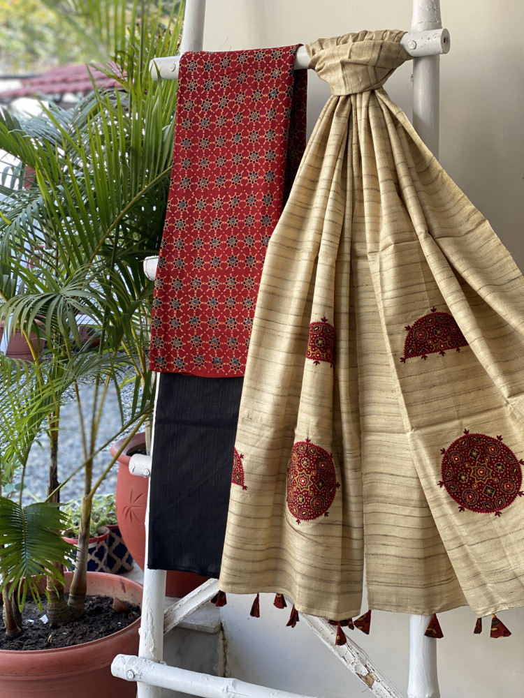 Image of MAROON-BEIGE KATHIYA WOVEN SILK EMBROIDERED dupatta Set