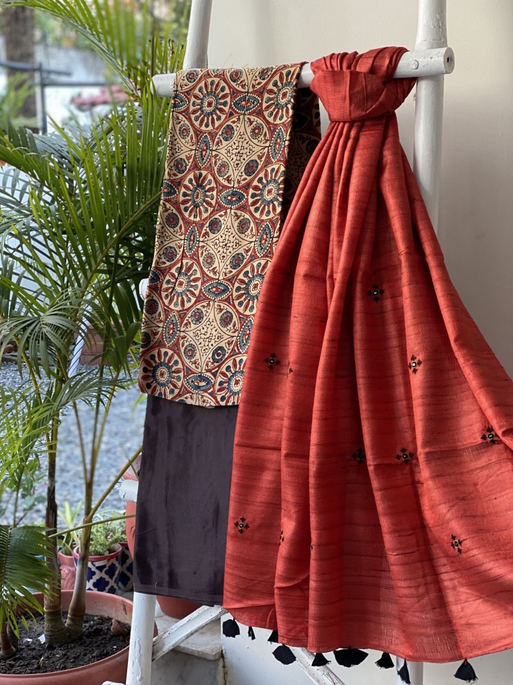 Image of BEIGE-RUST KATHIYA WOVEN SILK EMBROIDERED dupatta Set