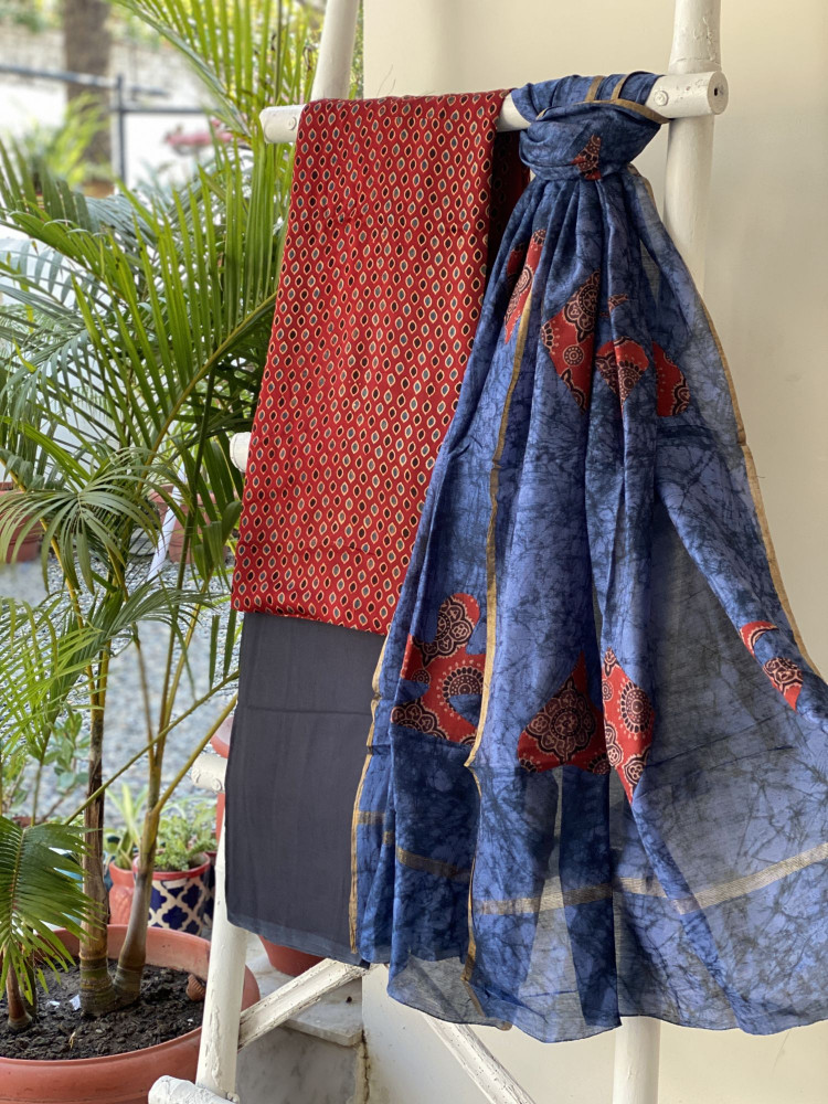 Image of MAROON-INDIGO BATIK PATCHWORK CHANDERI SILK dupatta Set