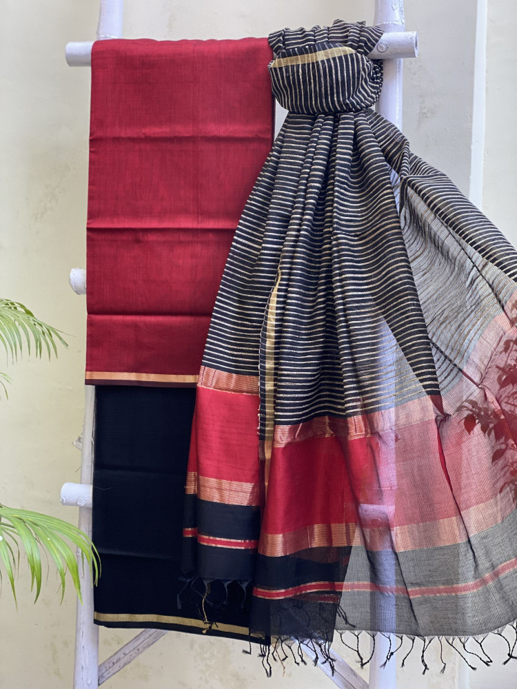 Image of RED &amp; BLACK MAHESHWARI SILK &amp; COTTON GHICHA WOVEN DUPATTA SET