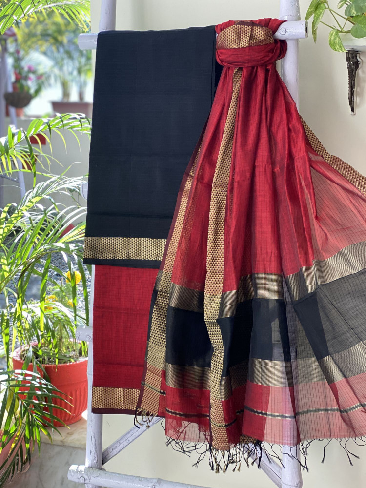 Image of BLACK &amp; RED MAHESHWARI SILK &amp; COTTON ZARI BORDER WOVEN DUPATTA SET