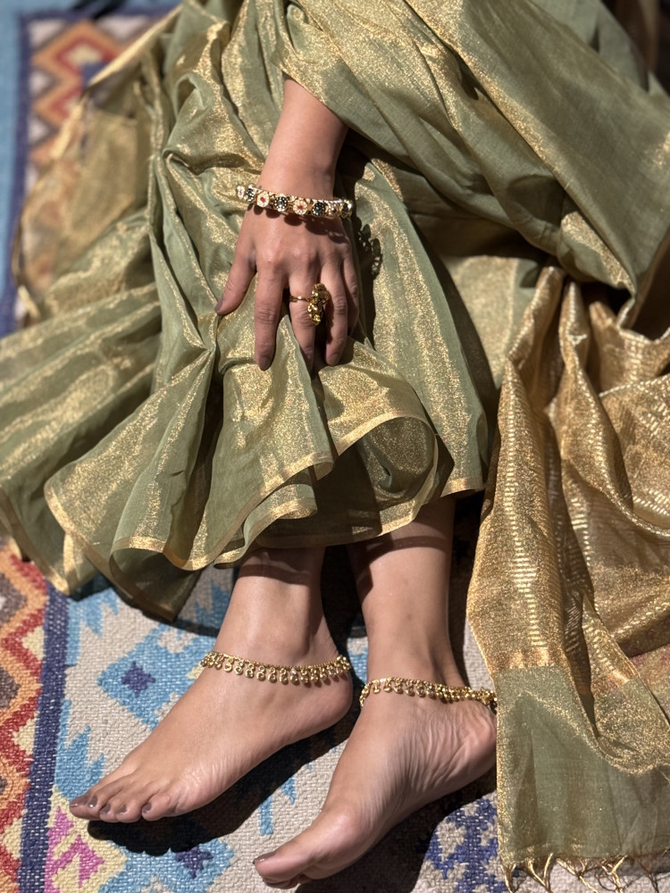 Image of 'PADMA' MEHNDI GREEN ZARI WOVEN MAHESHWARI SILK  SARI