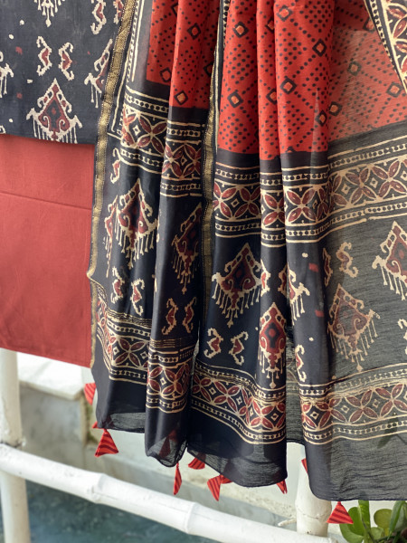 BLACK-MAROON HAND BLOCK PRINT CHANDERI SILK & COTTON DUPATTA SET