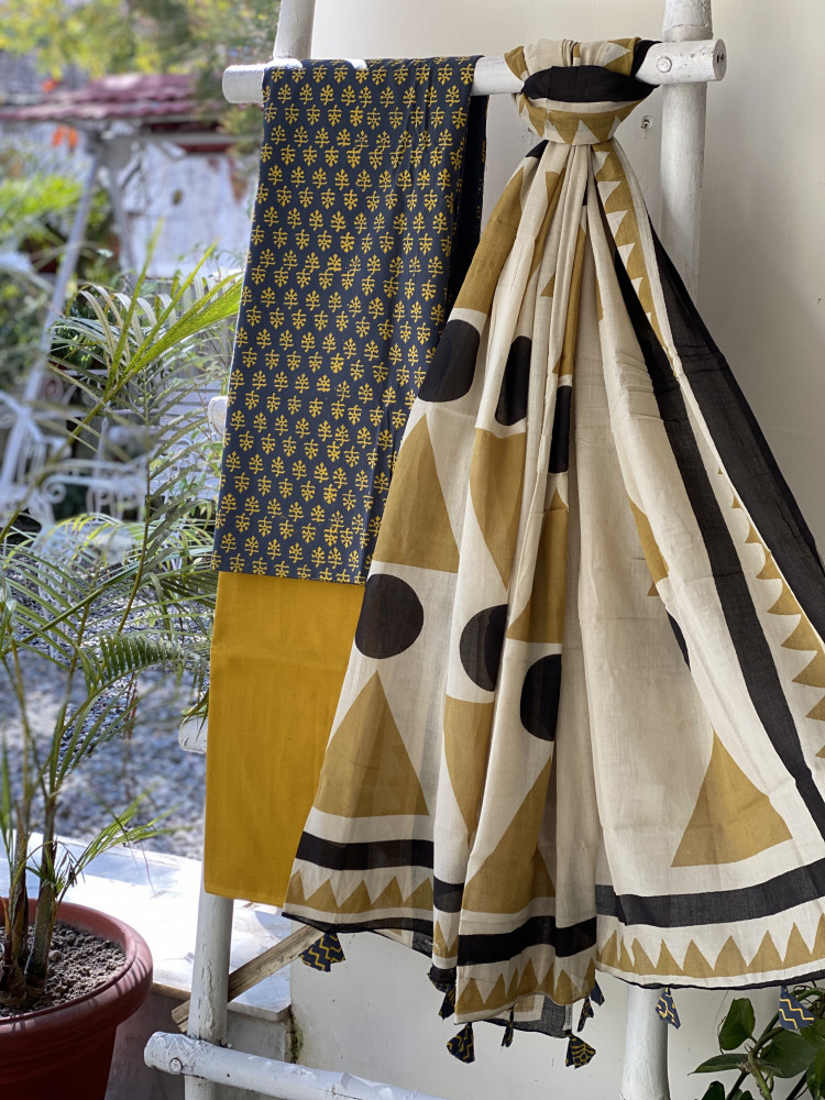 Image of GREY-BEIGE AJRAKH BLOCK PRINT MUL COTTON DUPATTA SET