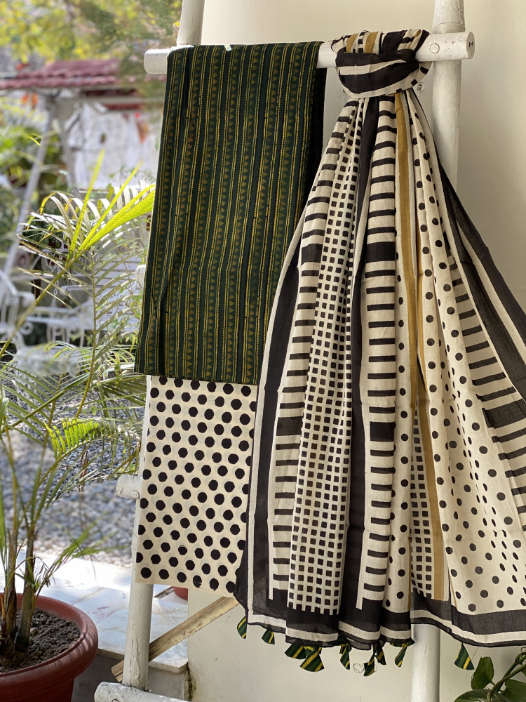 Image of GREEN-OFF WHITE AJRAKH BLOCK PRINT MUL COTTON DUPATTA SET