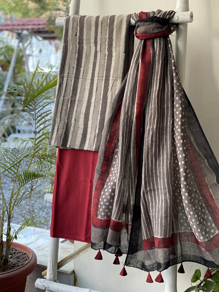 Image of GREY-MAROON BLOCK PRINT LINEN DUPATTA SUIT SET