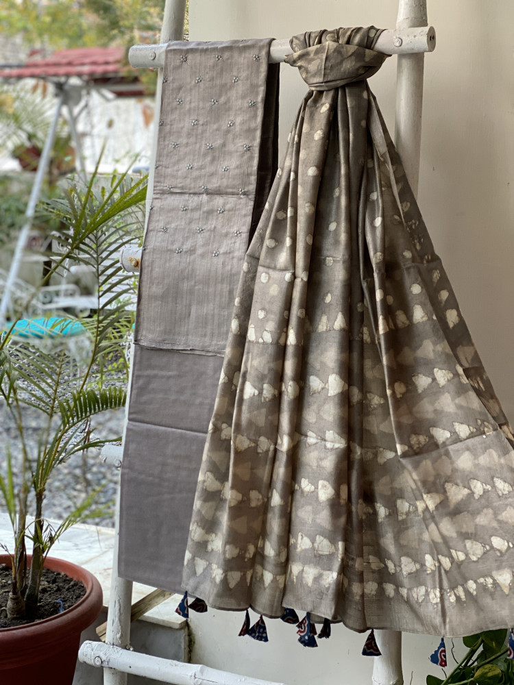 Image of GREY TUSSAR SILK BATIK DUPATTA SET