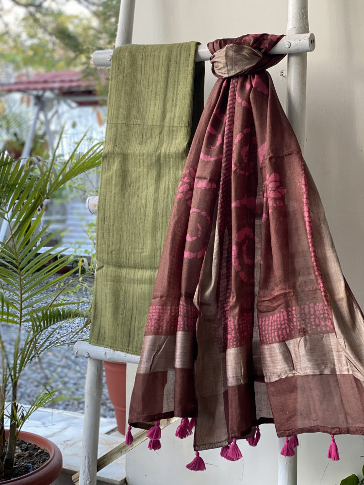 Image of MEHNDI GREEN-BROWN TUSSAR SILK BATIK DUPATTA SET