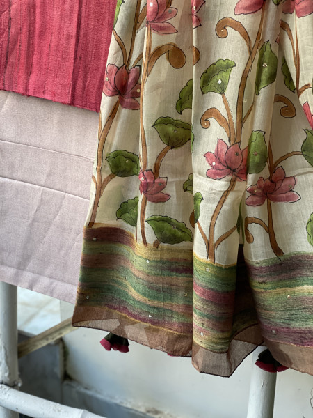 ROSE-OFF WHITE TUSSAR SILK HAND PAINTED DUPATTA SET