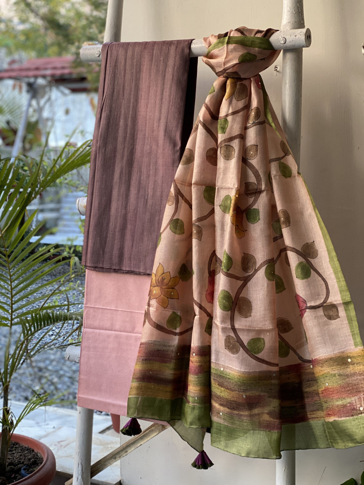 Image of MAUVE-PINK TUSSAR SILK HAND PAINTED DUPATTA SET