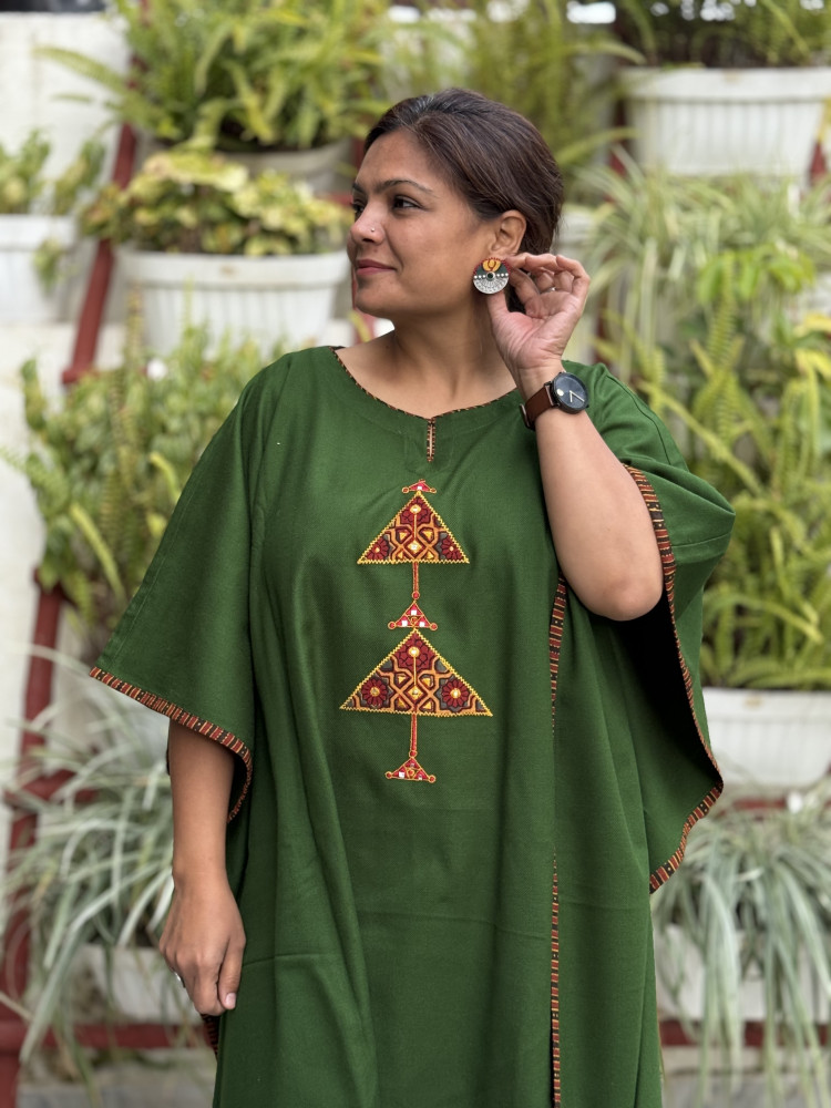 Image of GREEN WOOLLEN EMBROIDERED KAFTAN