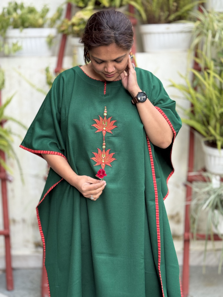 Image of GREEN WOOLLEN EMBROIDERED KAFTAN