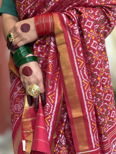 RED SINGLE IKKAT PATOLA  HAND WOVEN SILK SARI