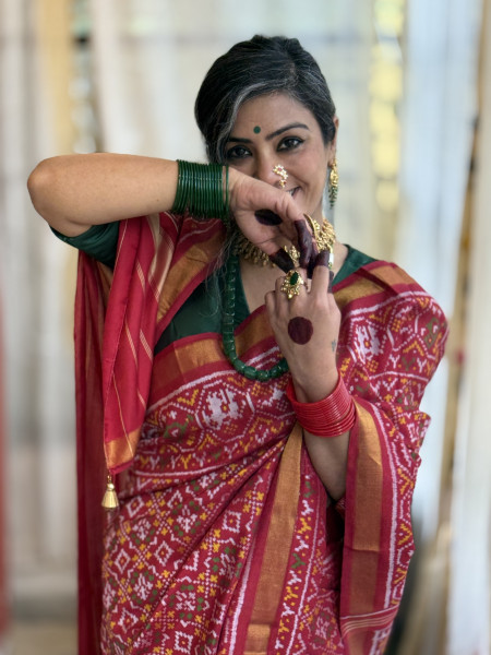 RED SINGLE IKKAT PATOLA  HAND WOVEN SILK SARI