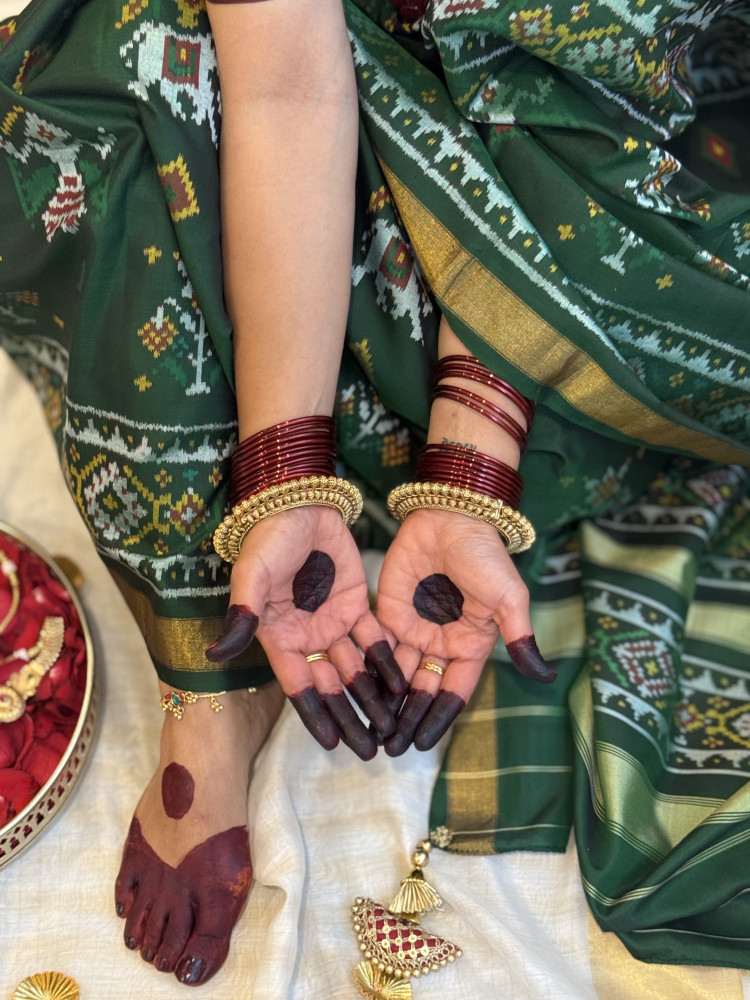 Image of BOTTLE GREEN SINGLE IKKAT PATOLA  HAND WOVEN SILK SARI