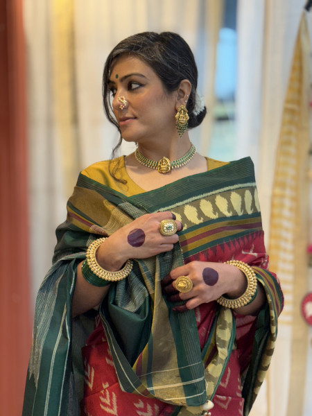 RED AND BOTTLE-GREEN SINGLE IKKAT PATOLA HAND WOVEN SILK SARI