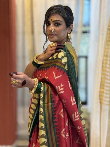 RED AND BOTTLE-GREEN SINGLE IKKAT PATOLA HAND WOVEN SILK SARI
