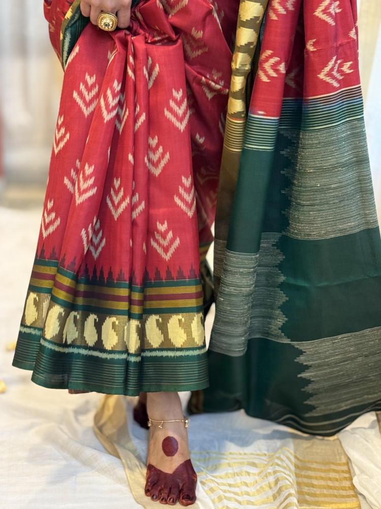 Image of RED AND BOTTLE-GREEN SINGLE IKKAT PATOLA HAND WOVEN SILK SARI