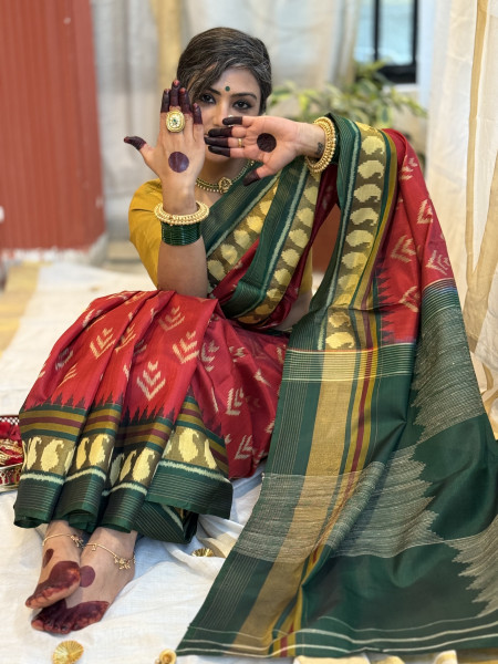RED AND BOTTLE-GREEN SINGLE IKKAT PATOLA HAND WOVEN SILK SARI