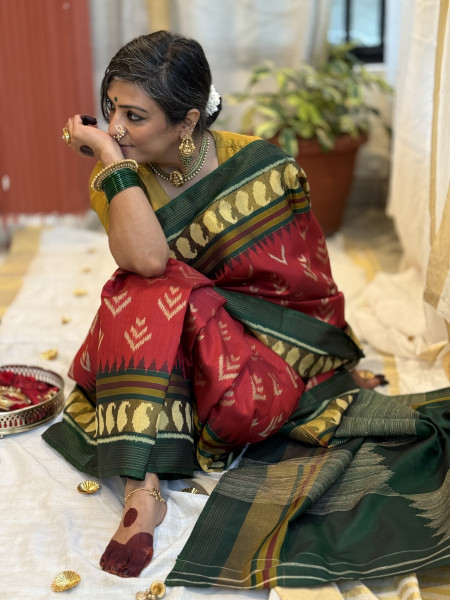 RED AND BOTTLE-GREEN SINGLE IKKAT PATOLA HAND WOVEN SILK SARI