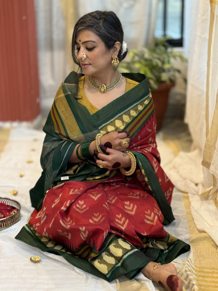 RED AND BOTTLE-GREEN SINGLE IKKAT PATOLA HAND WOVEN SILK SARI