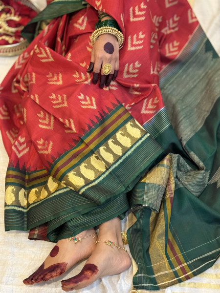 RED AND BOTTLE-GREEN SINGLE IKKAT PATOLA HAND WOVEN SILK SARI