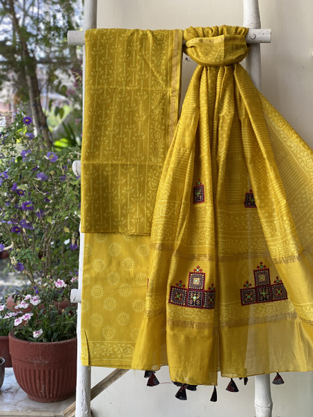 YELLOW CHANDERI COTTON BLOCK PRINT EMBROIDERED DUPATTA SET