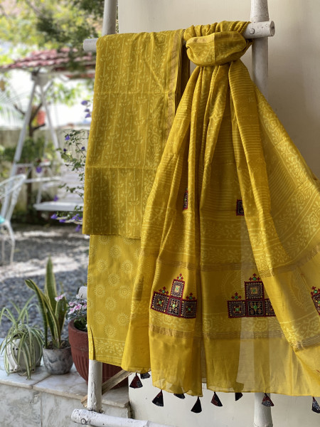 YELLOW CHANDERI COTTON BLOCK PRINT EMBROIDERED DUPATTA SET