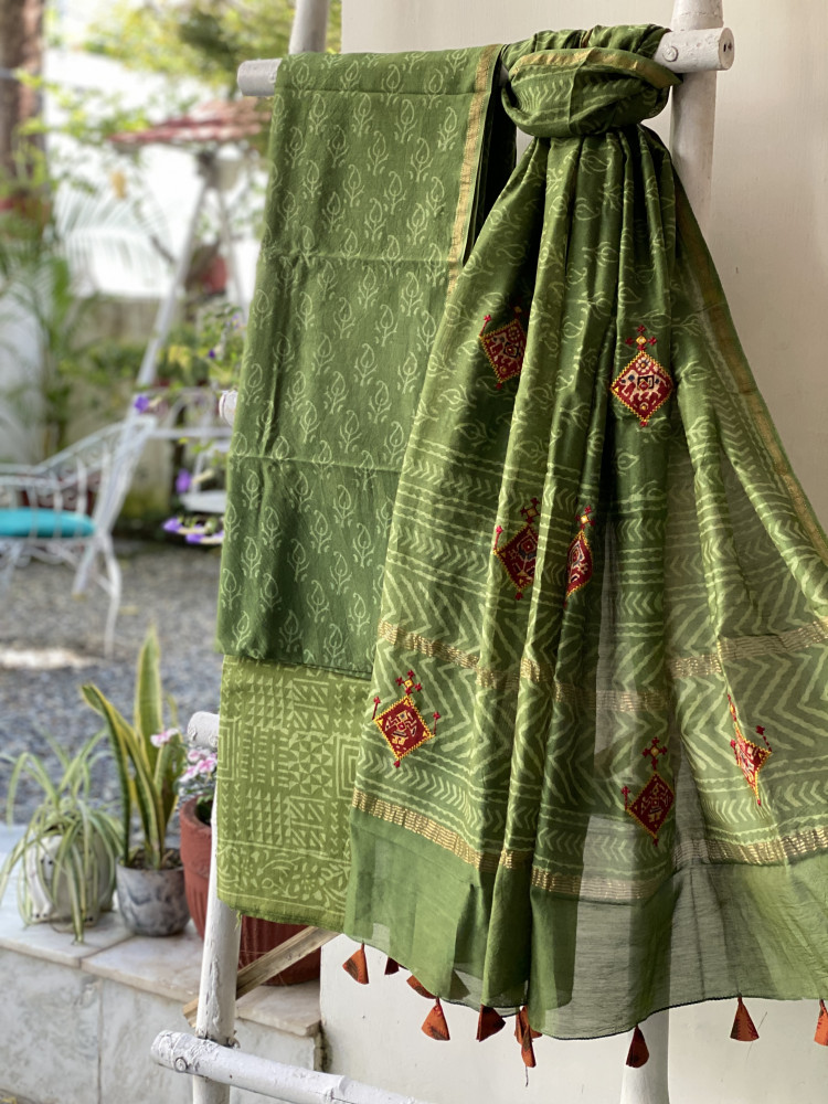 Image of GREEN CHANDERI COTTON BLOCK PRINT EMBROIDERED DUPATTA SET