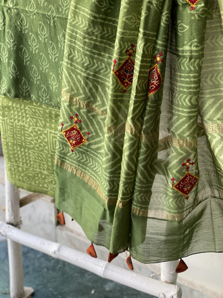 GREEN CHANDERI COTTON BLOCK PRINT EMBROIDERED DUPATTA SET