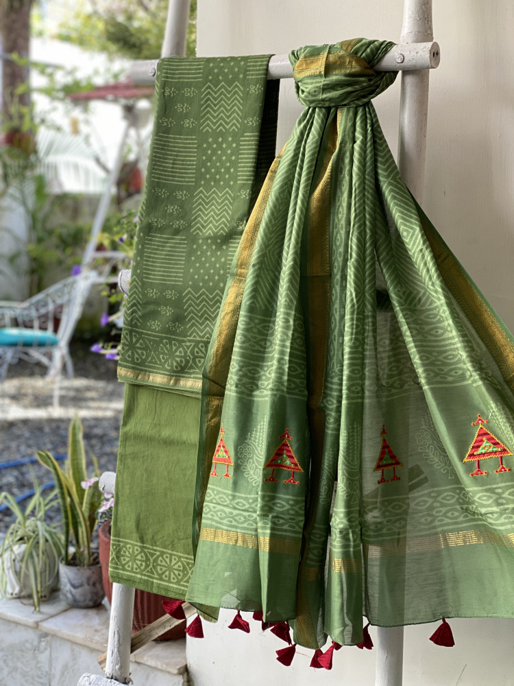 Image of GREEN CHANDERI COTTON BLOCK PRINT EMBROIDERED DUPATTA SET