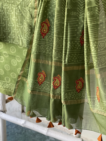GREEN CHANDERI COTTON BLOCK PRINT EMBROIDERED DUPATTA SET