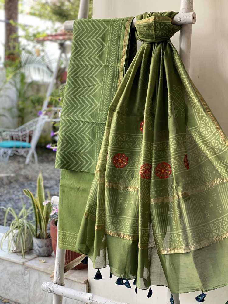 Image of GREEN CHANDERI COTTON BLOCK PRINT EMBROIDERED DUPATTA SET