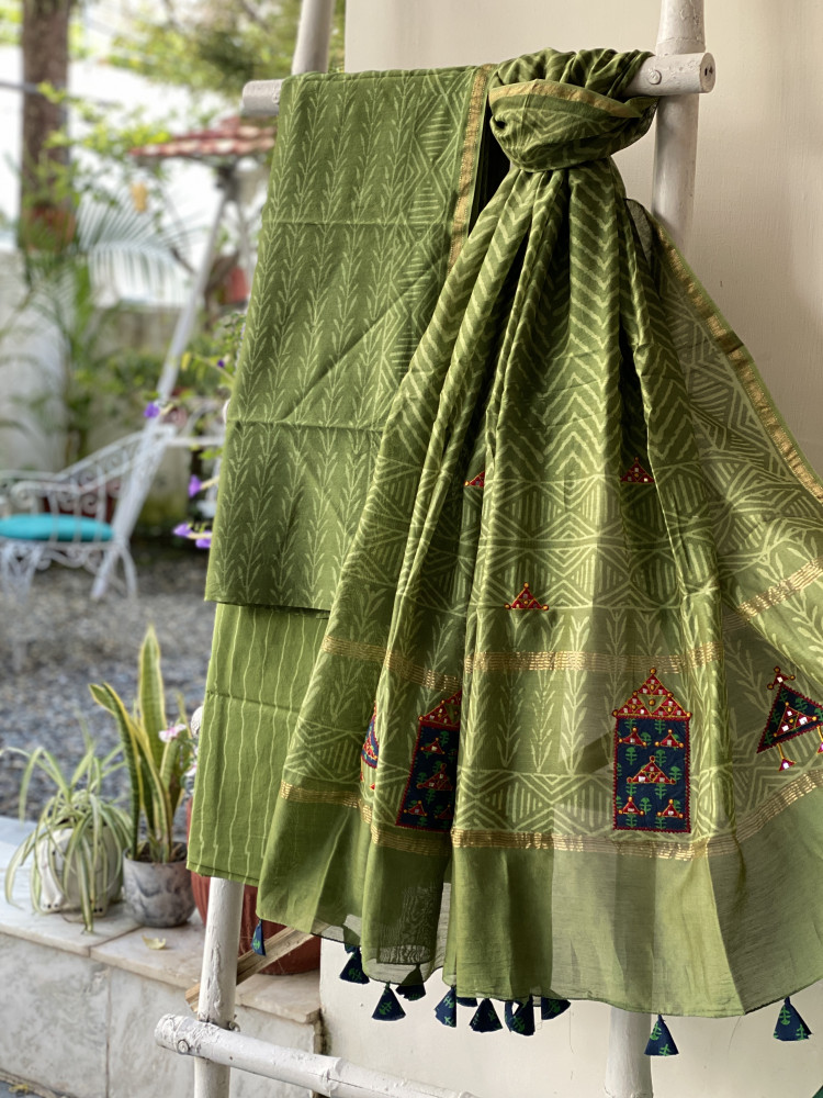 Image of GREEN CHANDERI COTTON BLOCK PRINT EMBROIDERED DUPATTA SET