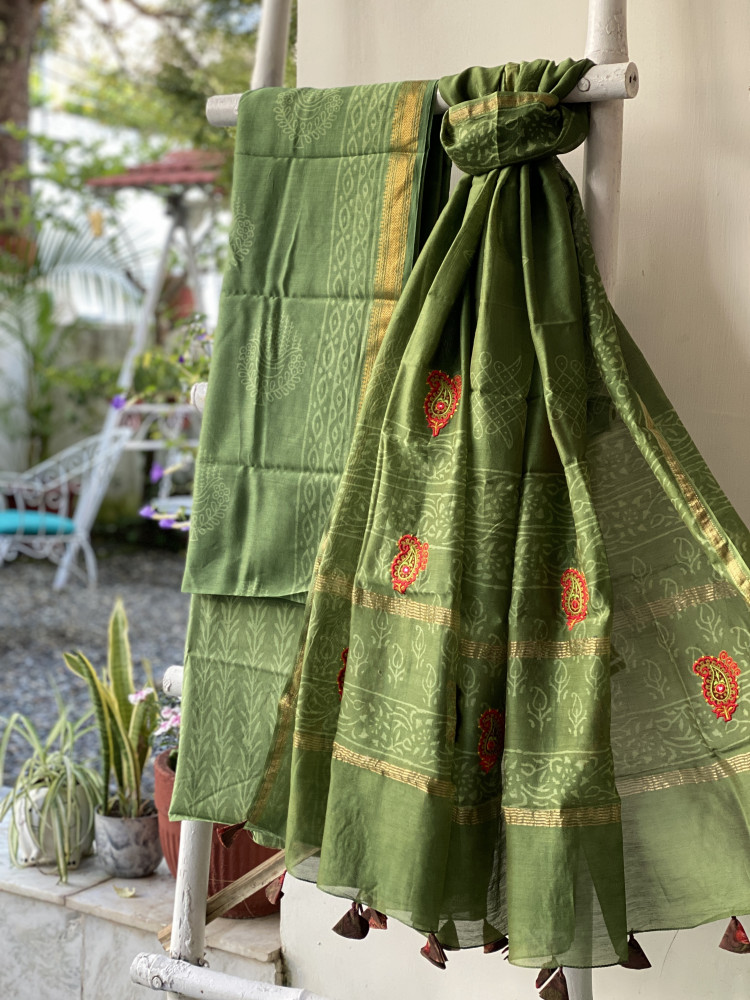 Image of GREEN CHANDERI COTTON BLOCK PRINT EMBROIDERED DUPATTA SET