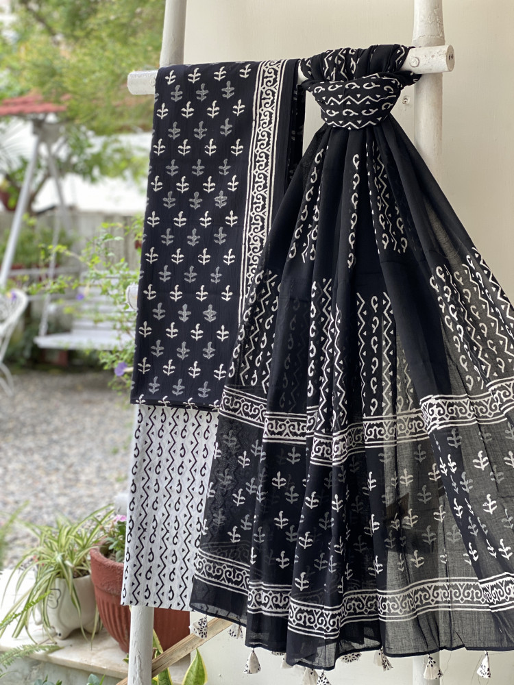 Image of BLACK-WHITE HAND BLOCK PRINT MUL COTTON DUPATTA SET